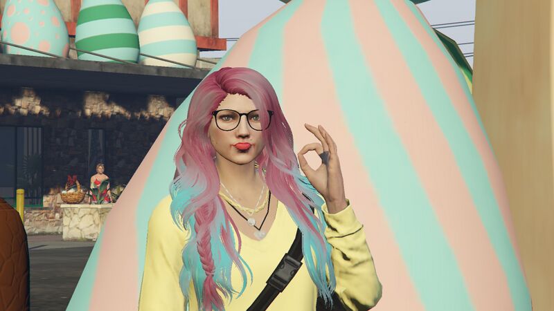 Fichier:Lucy Miller - Nouveau look.jpg