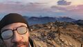 Gibby prenant un selfie au Mont Chiliad pour ses réseaux sociaux.