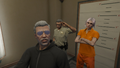 Falk et O'Brian font visiter le pénitencier à Lila Martin