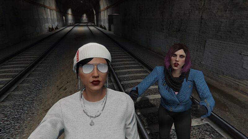 Fichier:Mila et Soso dans les souterrains.jpg